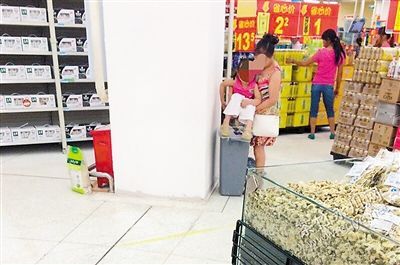 家长带着孩子在垃圾桶上“方便”。网友供图