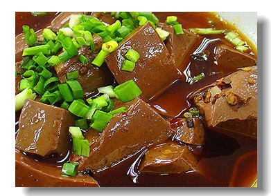 儿童菜谱:猪血青菜汤做法:猪血与豆腐切成小块,青菜洗净切碎