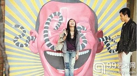 岳敏君的画作成为剧中一个重要道具