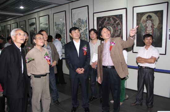 乔申乾,杨留义,夏硕琦,方照华观看展览.