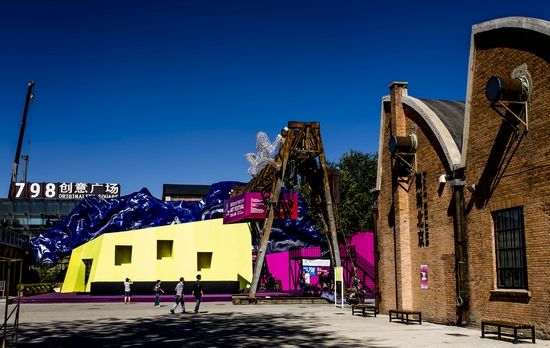③ 如今的798创意广场在外观上更像一个时尚街区.摄于2013年8月7日.