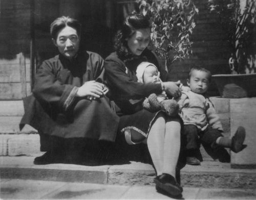 1948年,徐悲鸿与夫人廖静文,儿子徐庆平,女儿芳芳合影.