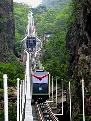中冶十七冶承建黄山西海大峡谷观光缆车试运营