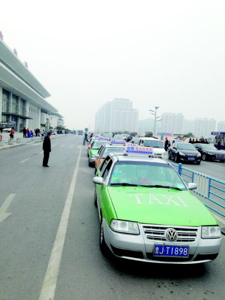 出租车市场矛盾升级山东泰安一辆快车被砸