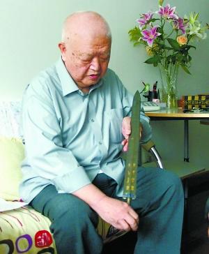 2005年史树青先生在家中品剑低价"淘"得一级国宝,仿佛是个天方夜谭,却