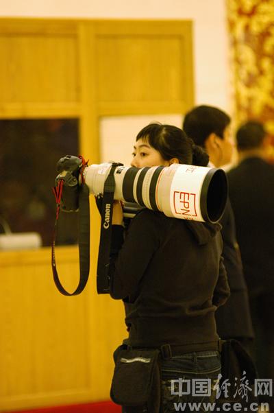 巾帼不让须眉:女摄影记者肩扛"大炮"