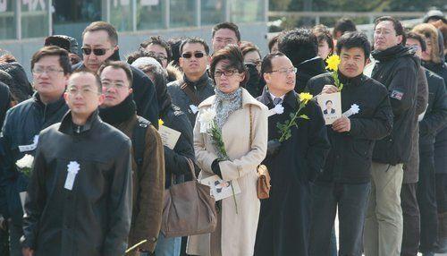 组图:央视救人女记者追悼会 众名主持人送别