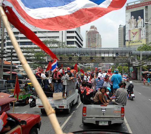 泰国红衫军与军方发生流血冲突