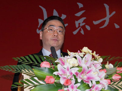 北京大學經濟學院院長劉偉在北京大學上海元培論壇上發表演講.