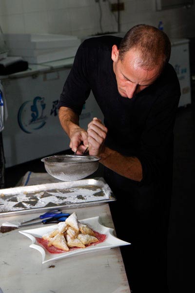 英国厨师正制作点心