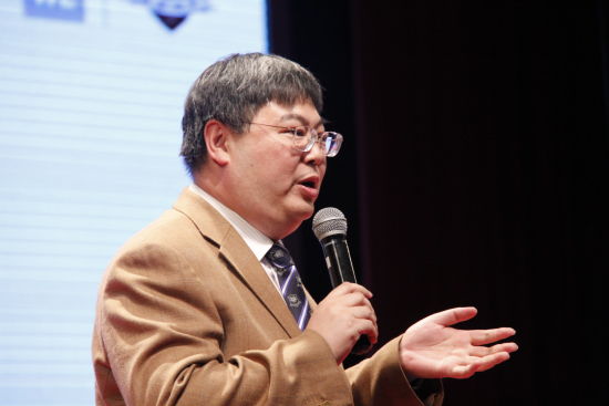 北京四中校长助理安迎主持明日领袖论坛闭幕式