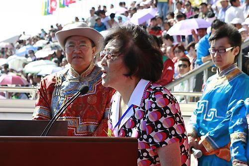 图为内蒙古自治区体育局党委书记,局长石梅致辞