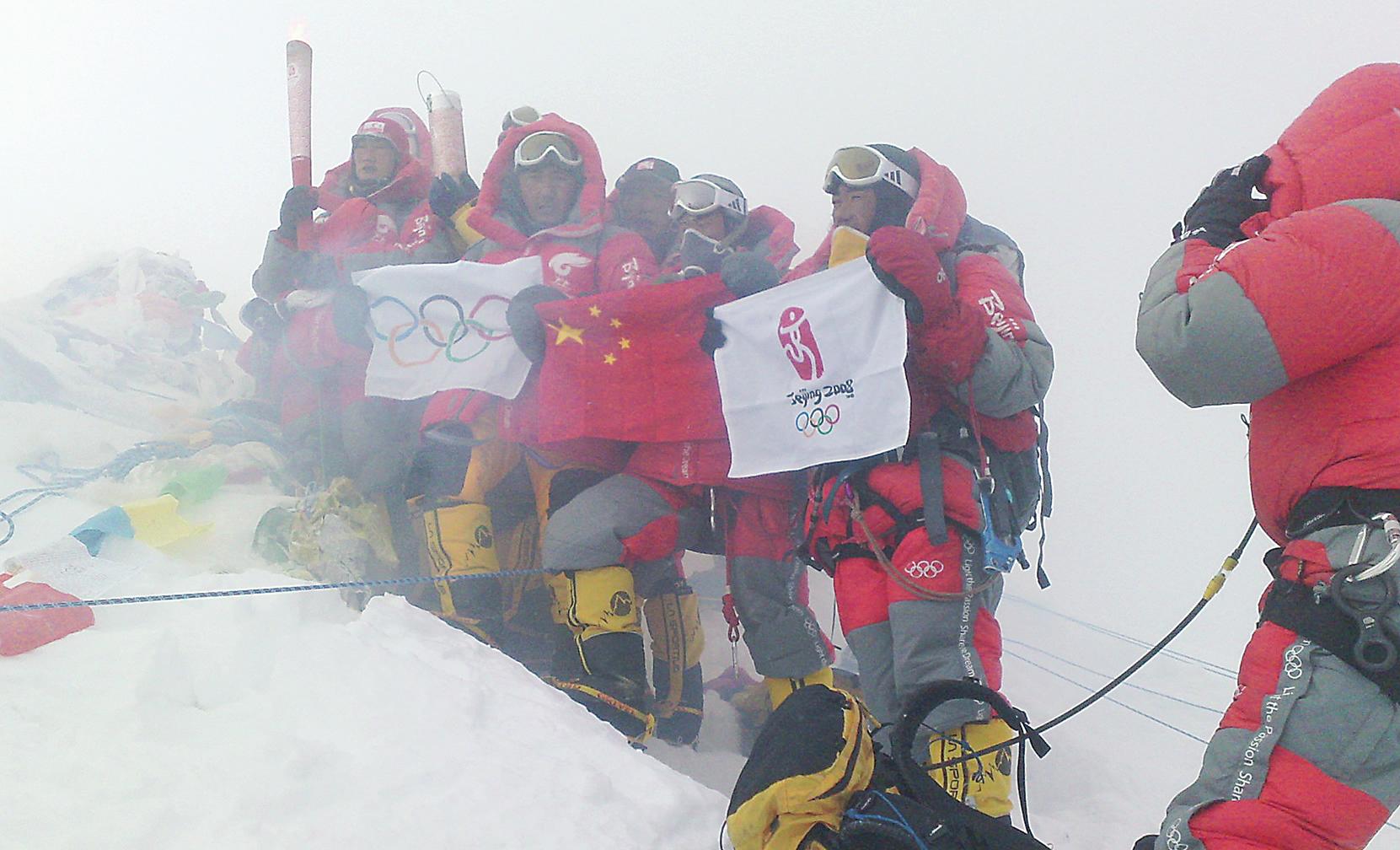 新华社特约记者罗布占堆/摄2008年5月8日9时17分,人类首次将象征"和平