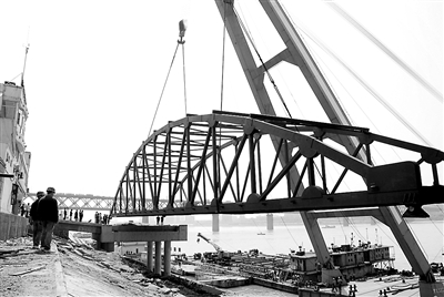 中华路码头安装钢引桥