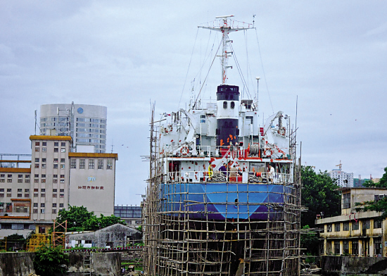 世界最大船坞在大连建成