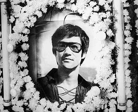 功夫之王李小龙盛年忽然死亡疑点重重