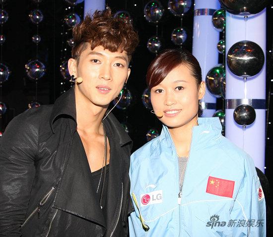 张佑赫录制《时刻准备着》宣传演唱会(组图)