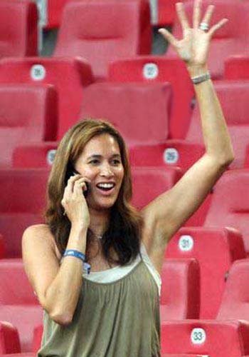 克林斯曼妻子中国血统 爱屋及乌轰炸机看国足