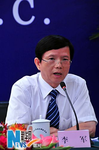 新闻发布会由铁道部新闻发言人王勇平主持,铁道部总经济师余邦利,铁道