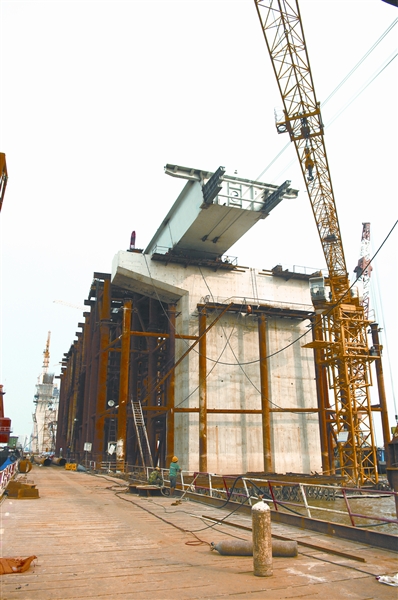 二七长江大桥北岸7个边墩开始架梁