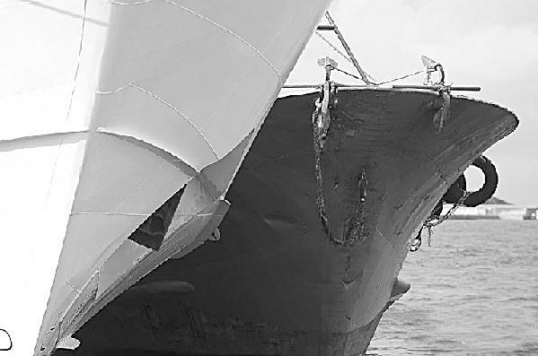 钓鱼岛中国渔船遭日本巡逻舰冲撞