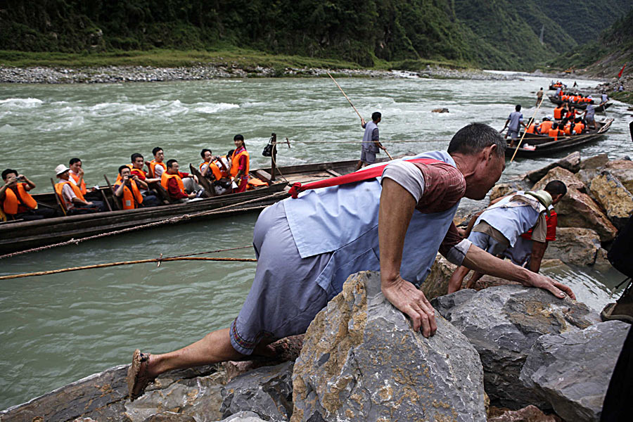 三峡工程175米蓄水 纤夫再现神农溪畔