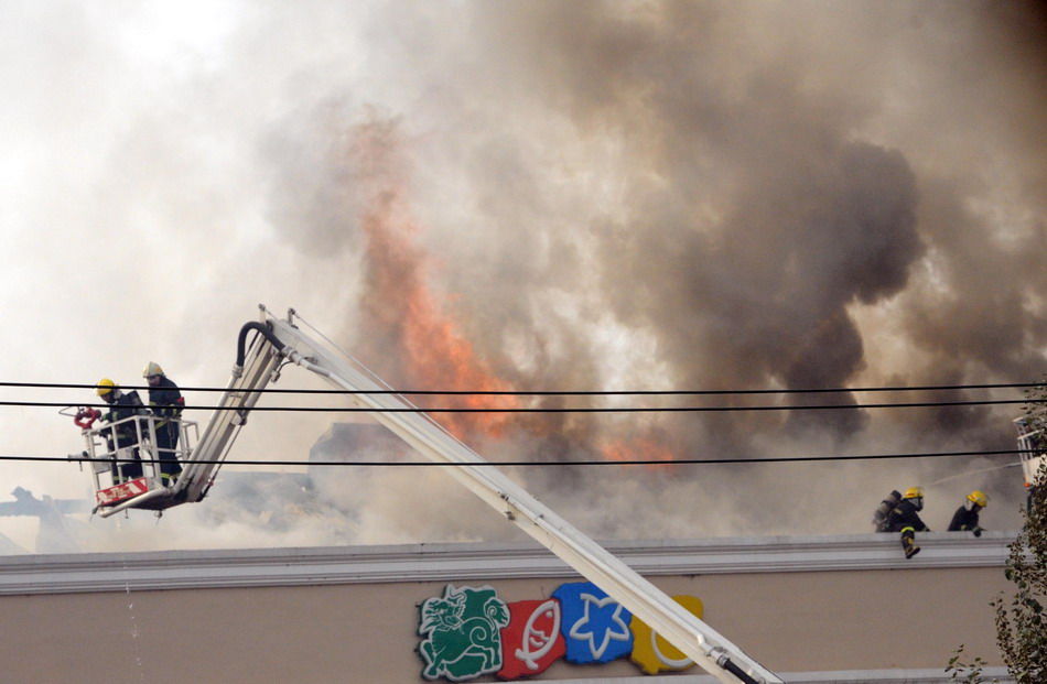 高清哈尔滨一家饭店发生火灾现场浓烟滚滚