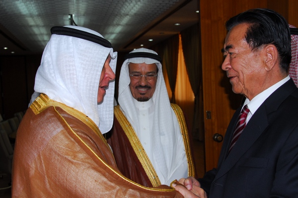 沙特商工大臣阿里瑞泽与铁木尔.达瓦买堤亲切握手