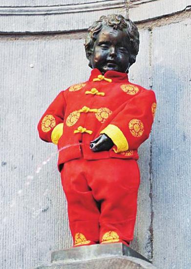 近日,位于比利时布鲁塞尔市的全球著名标志性景观——小尿童于连塑像