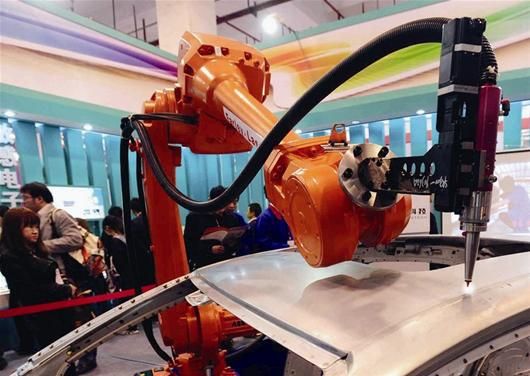 图文:白车身激光焊接烙上武汉"智造"_滚动新闻_新浪财经_新浪网