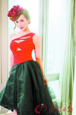 最近香港最火爆的事件莫过于一个50岁的"嫩模"candy law(罗霖)推出了