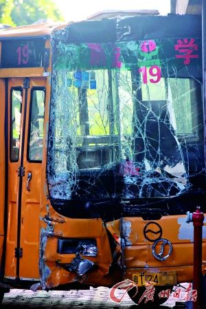 校车撞上路边铺 两人受伤