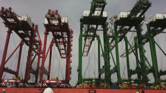 几内亚采购2座上海振华重工制造的集装箱桥吊