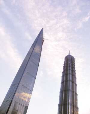 970,002,020%)的上海环球金融中心(左)和金茂大厦