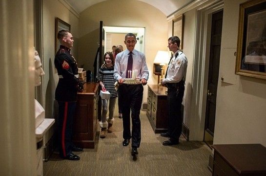 奥巴马为白宫办公室主任过生日亲自端蛋糕图