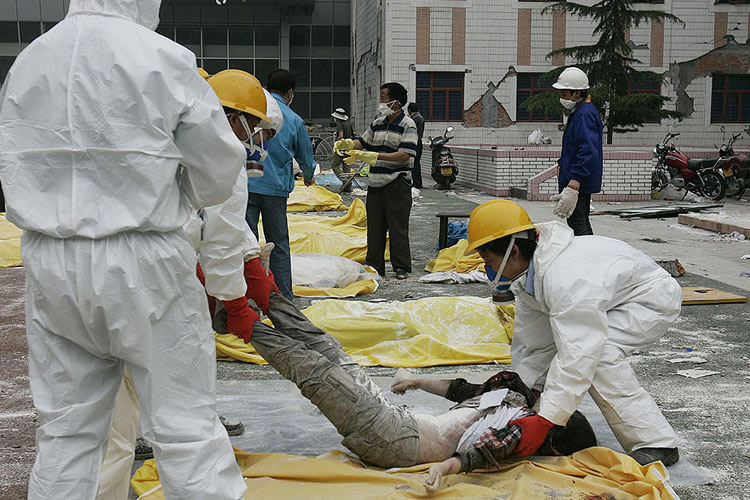 汶川地震死人图片