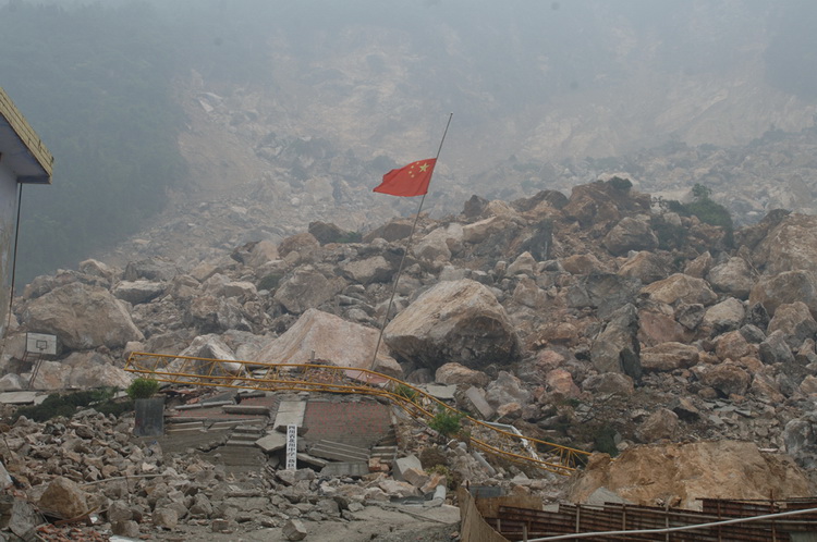 图文被山体滑坡掩埋的北川中学