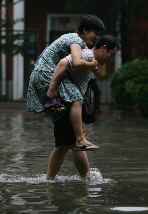 图文:男子背着他的妻子过马路_新闻行腳新浪网