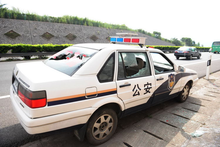 本报记者 吴臻 王浩志 文/图本报讯  "警车居然被砸了?