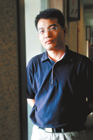 国内新闻 > 正文     单身律师许金国,除周末外,平时都是"让工作作主"