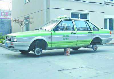 一夜过后出租车少了两条"腿" 警方为此提醒,车子不要停放在黑暗处