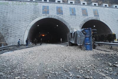 高速隧道口摆下"碎石阵"