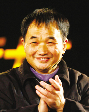 张金德 献血过万毫升重庆仅他当大屏幕里相继出现一个打着石头,耕着田