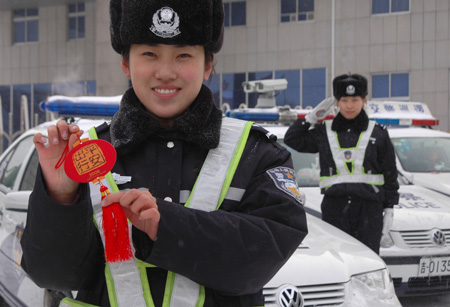 交警给的哥送新年礼物