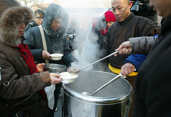 今早4000人雍和宫喝腊八粥(组图)(2)