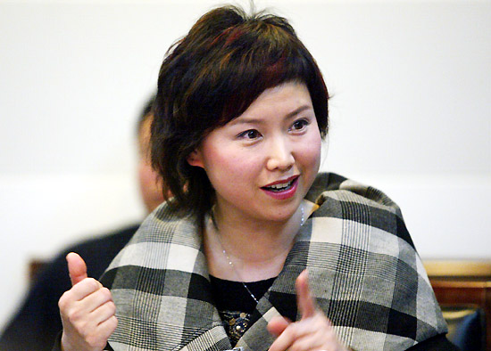 花絮委员分组讨论王佳一为发言砸桌子组图2