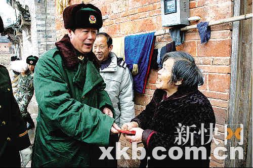 吕文彦到乐昌仁里村看望慰问受灾群众,送去慰问金.