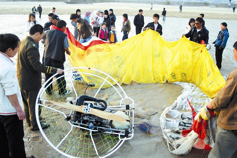 厦门:一男子驾驶滑翔伞飞行意外落海身亡(2)