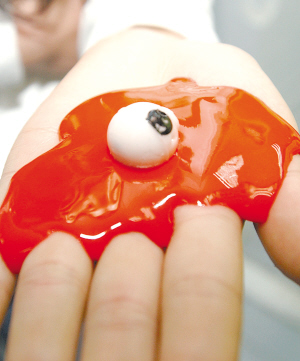 血里头有个眼球玩具