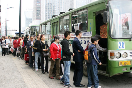 复制20路乘公交请排队